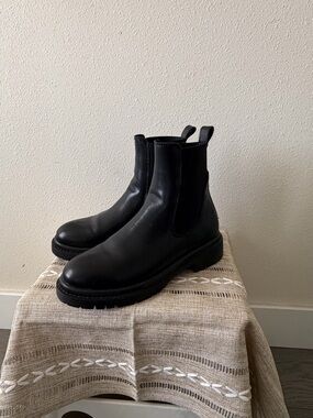 Women’s  black boots